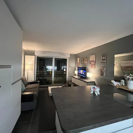 Avec Piscine Et Parking Clos Proche Du Chu Pellegrin Du Krakatoa Sur La Ligne De Tram A Aeroport Centre Et De La Ligne Rer 42 Sncf Arlac Gare Saint Jean En 8mn Apartment *